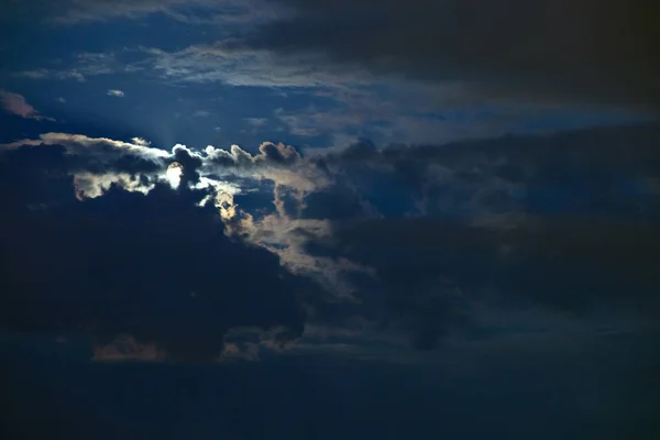 Lune Brillante Avec Des Reflets Des Nuages Dans Ciel Nocturne — Photo