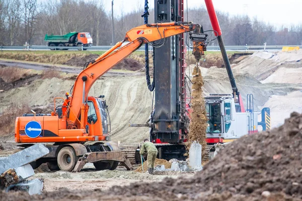 Special construction equipment digs well for piles — Stock Image Special Construction Equipment Digs Well Piles Royalty Free Stock Images