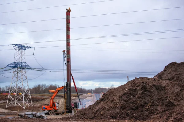 Special construction equipment digs well for piles — Stock Image Special Construction Equipment Digs Well Piles Royalty Free Stock Photos