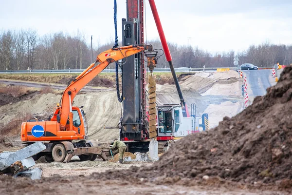 Special construction equipment digs well for piles — Stock Image Special Construction Equipment Digs Well Piles Stock Image