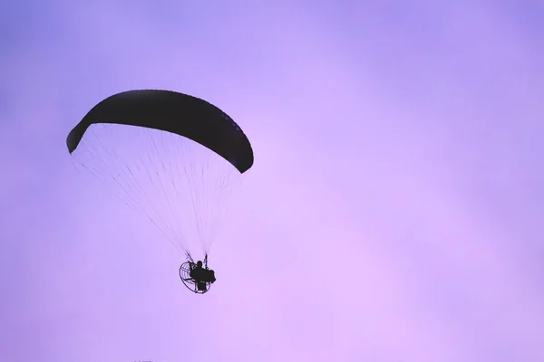 Parapente Silhouette Volant Dans Ciel Violet Vif Crépuscule — Photo