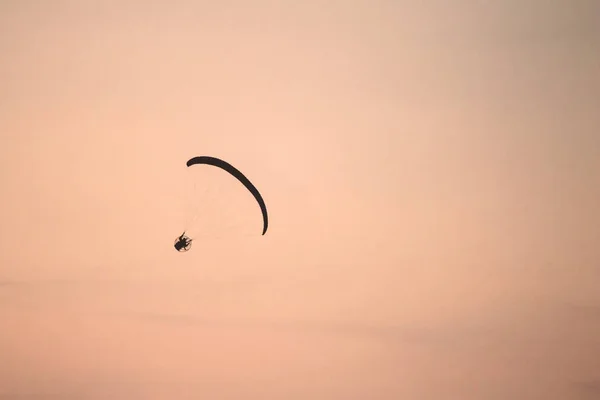 Sílhueta Parapente Voando Céu Laranja Brilhante — Fotografia de Stock