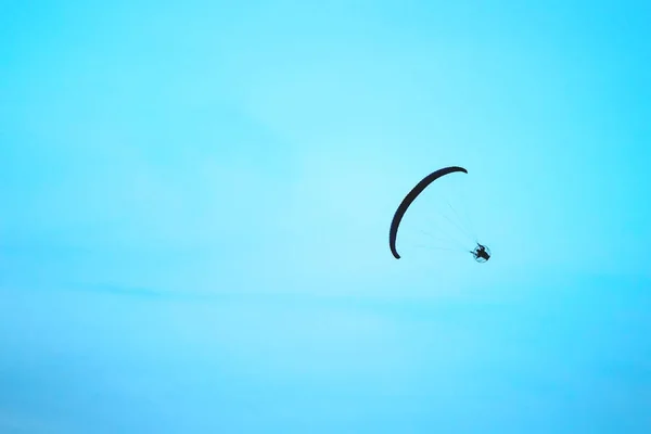 Silhouette Parapente Volant Dans Ciel Bleu Vif — Photo