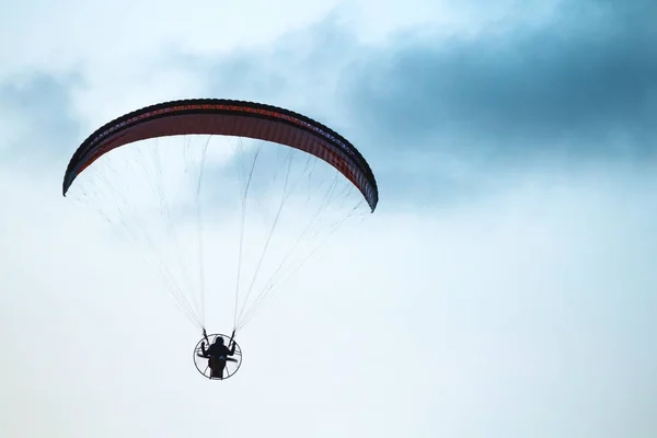 Siluet Yamaç Paraşütü Bir Pus Gökyüzünde Uçan — Stok fotoğraf