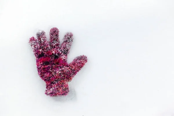 Luva Criança Perdida Deitado Neve — Fotografia de Stock