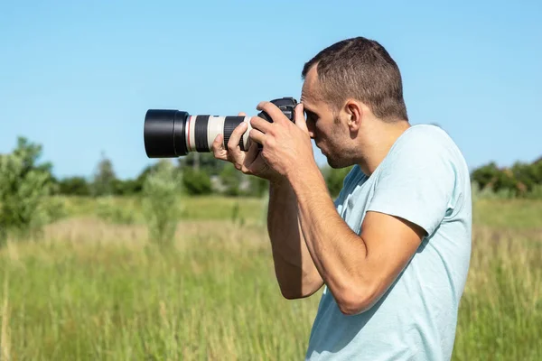 Fiatal Férfi Fotós Nagy Professzionális Kamera Természetben Háttér — Stock Fotó