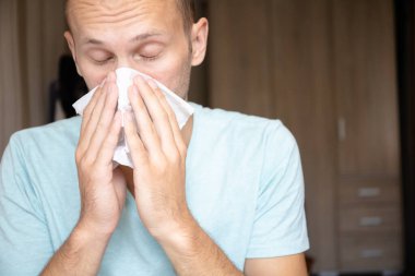 Adam burnunu peçeteye sümkürdü.