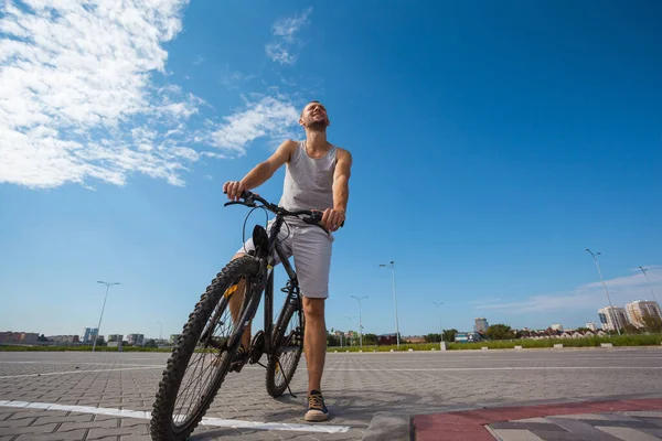 Belo Jovem Com Uma Bicicleta Contra Céu Dia Ensolarado — Fotografia de Stock