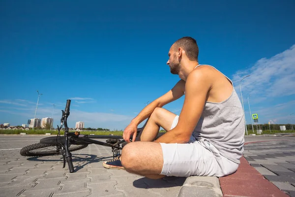 Guy Sits Rests Next Bicycle — Stock Photo, Image