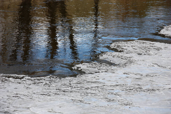 На реке видна граница между текущей водой и красивым свежим льдом.