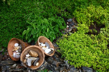 Dekoratif taşlı çiçek yatağı parçası.