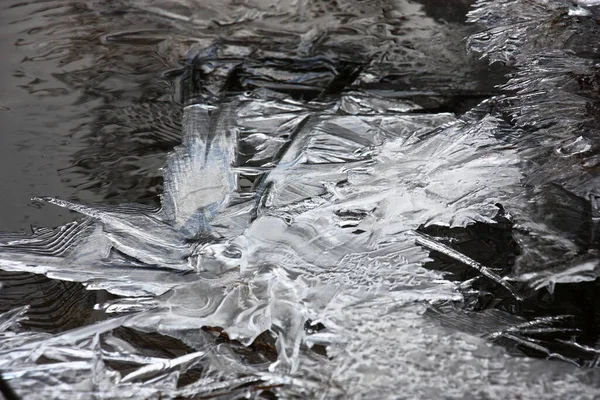 Řece Vidět Hranice Mezi Proudem Vody Krásným Čerstvým Ledem — Stock fotografie