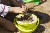 Hraní s pískem a vodou v písku dětské ruce