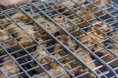 Barbekü üzerinde pişmiş tavuk