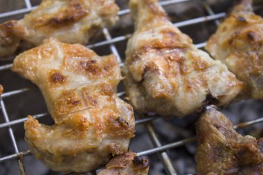 Barbekü üzerinde pişmiş tavuk