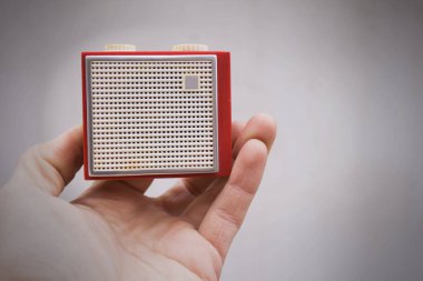 Eski radyo gri arka plan üzerinde elinde tutan