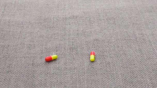 Pillole mediche che cadono. Il concetto di medicina. Trattamento Molte capsule colorate, pillole cadono e corrono in giro . — Video Stock