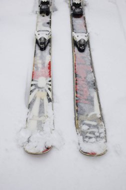 Twintip karda yalan ilginç kayak. Serbest stil kayak slopestyle