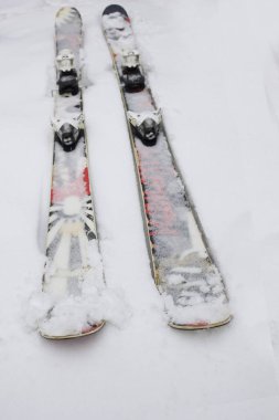 Twintip karda yalan ilginç kayak. Serbest stil kayak slopestyle