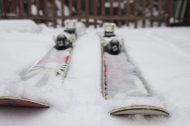 Twintip karda yalan ilginç kayak. Serbest stil kayak slopestyle