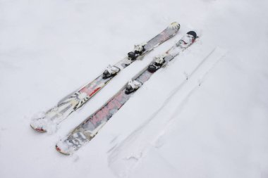 Twintip karda yalan ilginç kayak. Serbest stil kayak slopestyle
