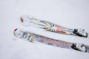 Twintip karda yalan ilginç kayak. Serbest stil kayak slopestyle