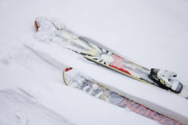 Twintip karda yalan ilginç kayak. Serbest stil kayak slopestyle
