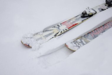 Twintip karda yalan ilginç kayak. Serbest stil kayak slopestyle