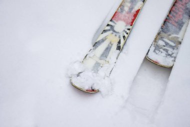 Twintip karda yalan ilginç kayak. Serbest stil kayak slopestyle