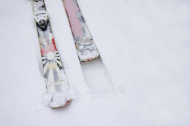 Twintip karda yalan ilginç kayak. Serbest stil kayak slopestyle