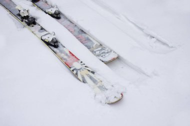 Twintip karda yalan ilginç kayak. Serbest stil kayak slopestyle