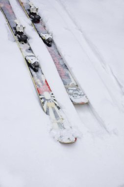 Twintip karda yalan ilginç kayak. Serbest stil kayak slopestyle