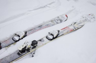 Twintip karda yalan ilginç kayak. Serbest stil kayak slopestyle