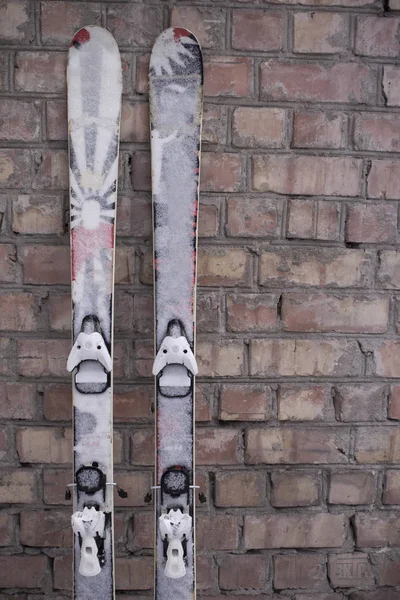 Mountain Skiing Standing Brick Wall Waiting Preparing Skiing — Stock Photo, Image