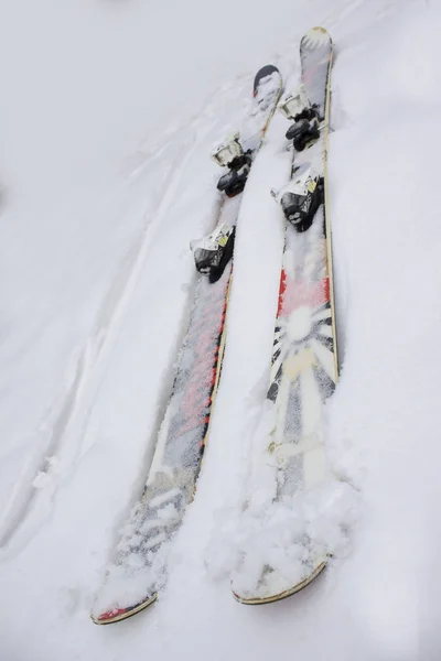 Ski Twintip Intéressant Couché Dans Neige Ski Acrobatique Slopestyle — Photo