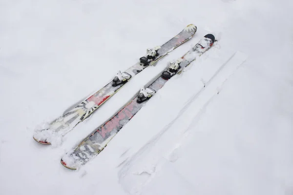 Ski Twintip Interessante Deitado Neve Estilo Livre Esqui Slopestyle — Fotografia de Stock