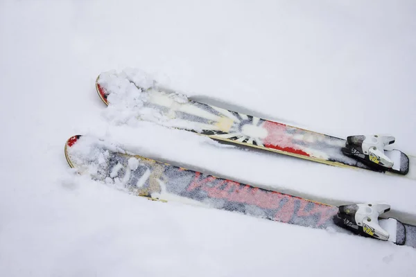 Esquí Twintip Interesante Tumbado Nieve Freestyle Slopestyle Esquí — Foto de Stock