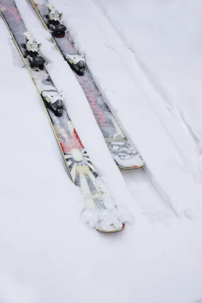 Ski Twintip Interessante Deitado Neve Estilo Livre Esqui Slopestyle — Fotografia de Stock