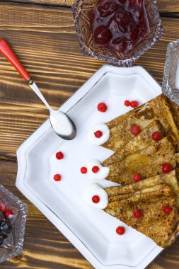 Bir fincan çay. Siyah çay mutfak masasında