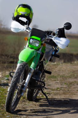 Yolda park edilmiş yeşil motosiklet