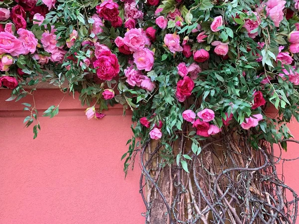 Künstlicher Baum mit rosa Blüten. — Stockfoto