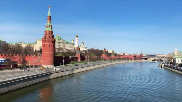 Moscú, Rusia, abril de 2019. Vista del Kremlin y el río Moscú . — Vídeo de stock