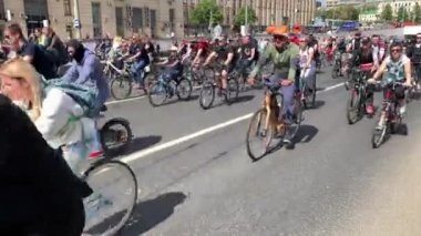 Moskova, Rusya, 19 Mayıs 2019. Bahar bisiklet festivali. Bisikletçiler geçidi. Erkekler, kadınlar ve çocuklar bisiklete biniyor