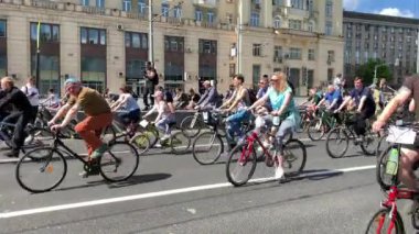 Moskova, Rusya, 19 Mayıs 2019. Bahar bisiklet festivali. Bisikletçiler geçidi. Erkekler, kadınlar ve çocuklar bisiklete biniyor.