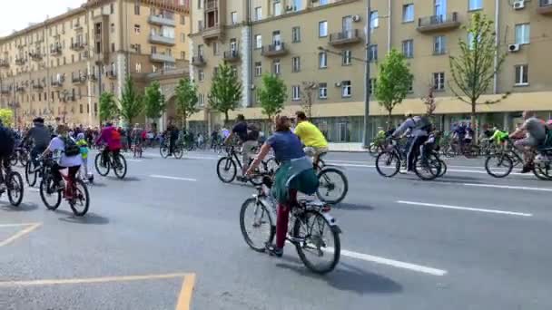 Moscou, Russie, 19 mai 2019. Festival de vélo de printemps. Parade de cyclistes. Hommes, femmes et enfants font du vélo . — Video