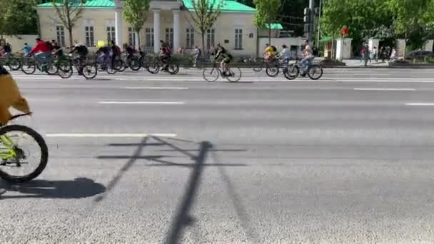 Moskou, Rusland, 19 mei 2019. Spring Bike Festival. Parade van fietsers. Mannen, vrouwen en kinderen rijden een fiets. — Stockvideo