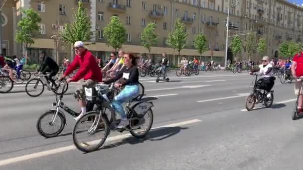 Moskou, Rusland, 19 mei 2019. Spring Bike Festival. Parade van fietsers. Mannen, vrouwen en kinderen rijden een fiets. — Stockvideo