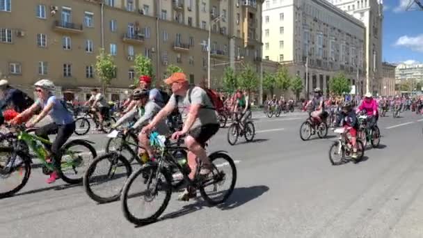 Moskou, Rusland, 19 mei 2019. Spring Bike Festival. Parade van fietsers. Mannen, vrouwen en kinderen rijden een fiets. — Stockvideo