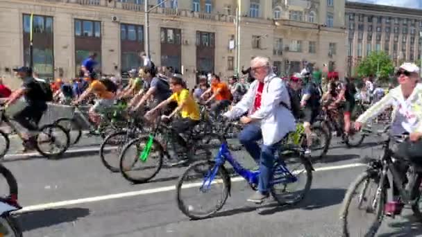 Moskou, Rusland, 19 mei 2019. Spring Bike Festival. Parade van fietsers. Mannen, vrouwen en kinderen rijden een fiets. — Stockvideo