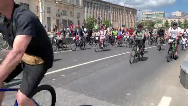 Moskou, Rusland, 19 mei 2019. Spring Bike Festival. Parade van fietsers. Mannen, vrouwen en kinderen rijden een fiets. — Stockvideo